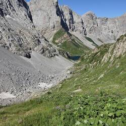 Am Sattel angekommen schon mal ein Blick auf den See