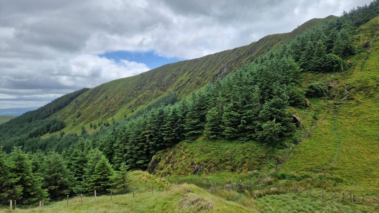 View SSW of dramatic cliff face beneath Mynydd y Waun