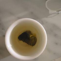 Überraschung: Eine Fischflosse im Sake.