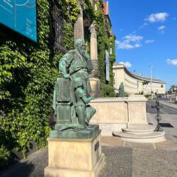 Nationalmuseum und Schlesische Landesregierung (rechts)