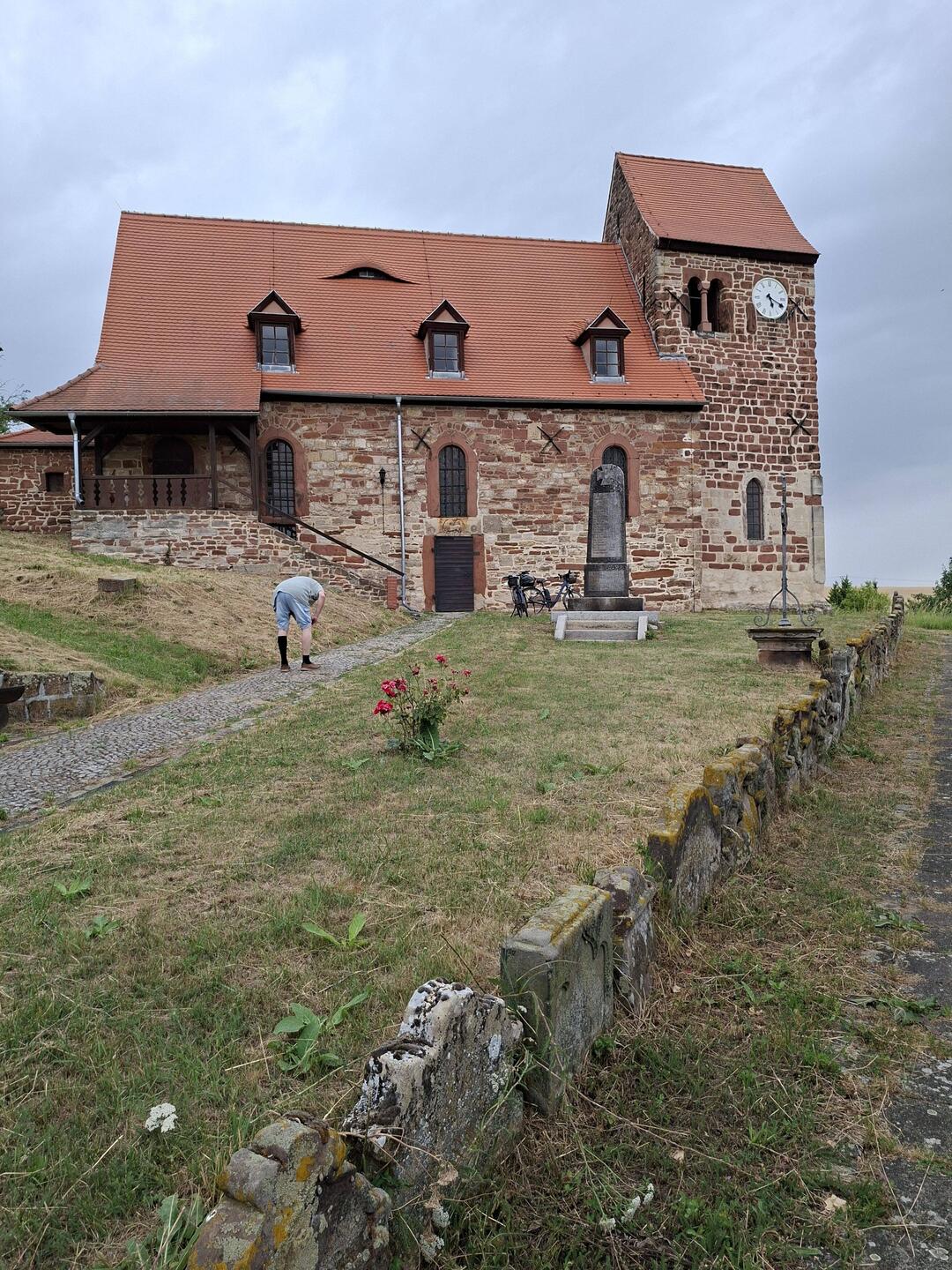 Alte romanische Steine an der Kirche und barocke unten als Einfassung