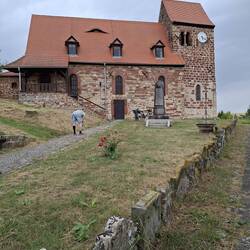 Alte romanische Steine an der Kirche und barocke unten als Einfassung