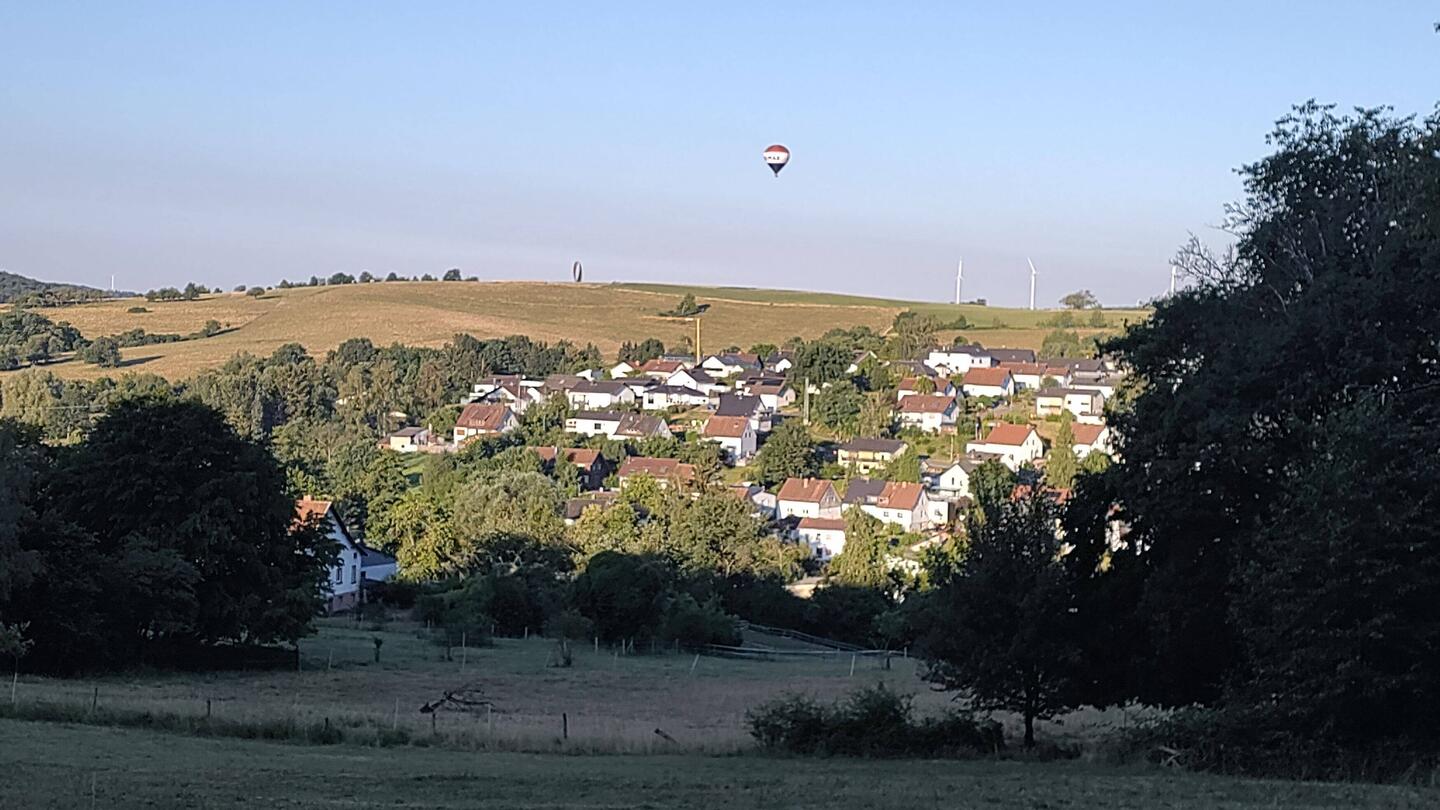 Ballonfahrt und Gleitschirm mit Motor