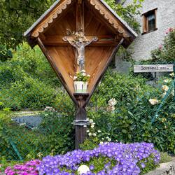 An "edicole votive" (votive shrine) on the way to the trail — Colle Santa Lucia, Italy.