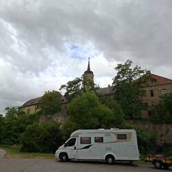Romantischer Parkplatz mit Geruch von Kloake