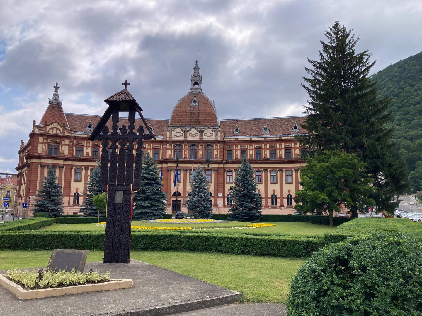 Einige Bauten am Heldenboulevard: Hier das Regierungsstatthalteramt des Kreises Brasov