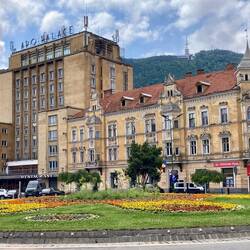 Der (J)ARO PALACE und rechts ein Bankgebäude