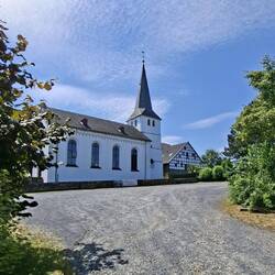 Vorbei an der Kirche von Honrath.....