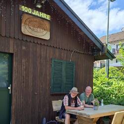 An der Hütte vom Heimatverein, werden wir mit eiskalten Getränken verwöhnt.