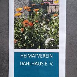 ...bekommen diese Broschüre und eine nette Unterhaltung mit dem Vorsitzenden.
