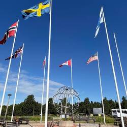 Für jedes Land, das der Polarkreis durchquert, weht eine Flagge.