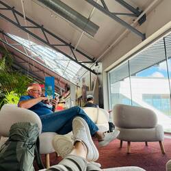 warten am Flughafen