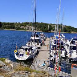 Anlegen im Hafen Grebbestadt - mit der Windbreker links unten