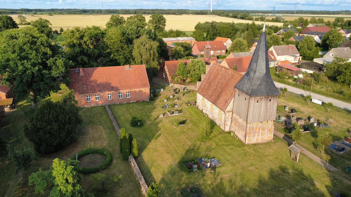 Blüthen. Pfarrhaus + Kirche
