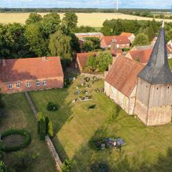 Blüthen. Pfarrhaus + Kirche