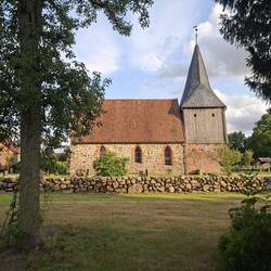 Kirche mit aktiver Turmuhr