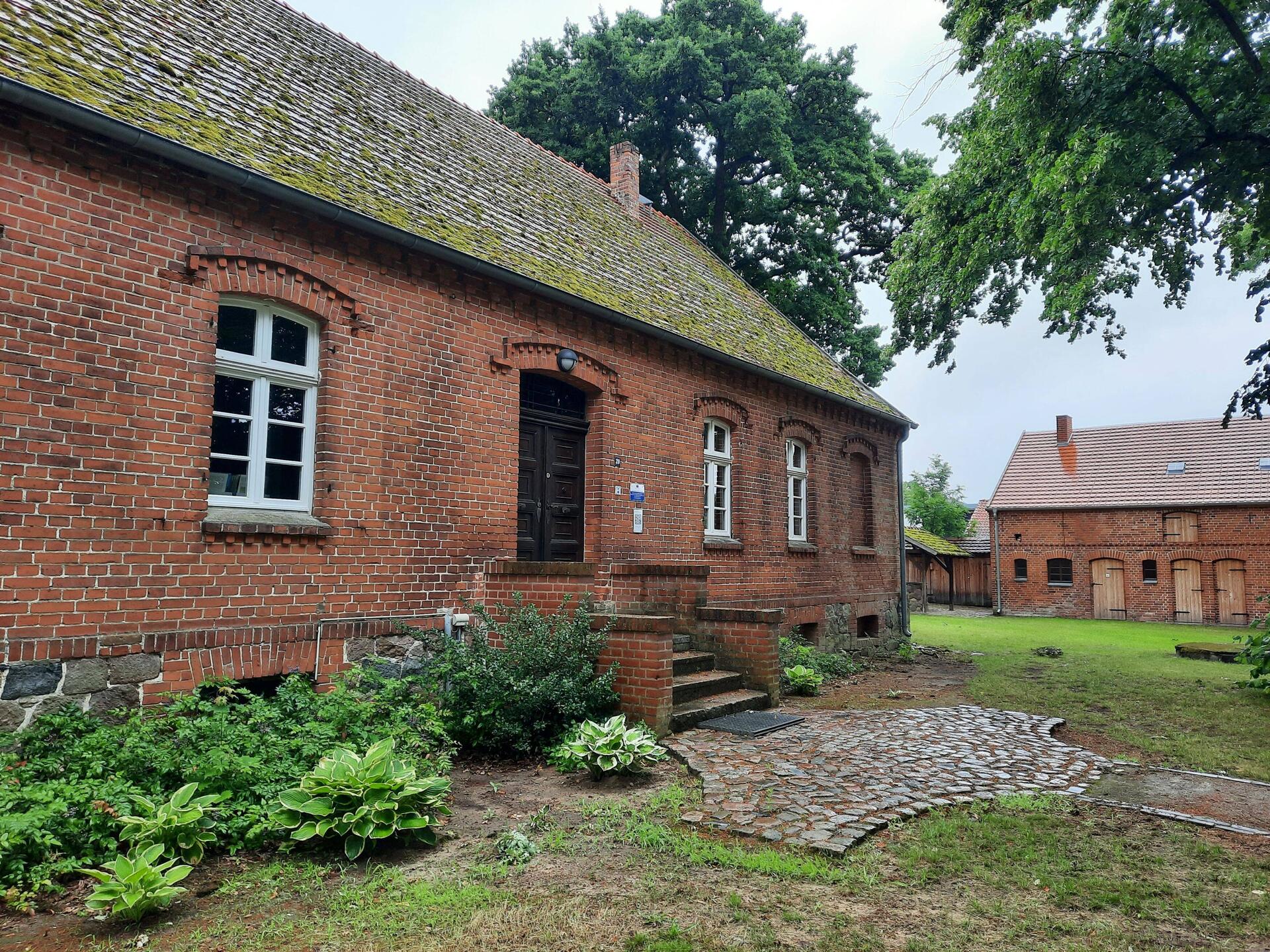 Pfarrhaus mit Scheune (erbaut 1863)
