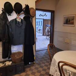 Im Pfarrhaus: Garderobe