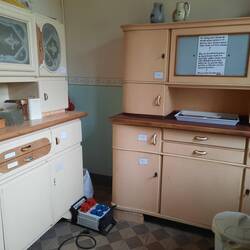 Im Pfarrhaus: vormals Speisekammer, heute Geschirrschränke