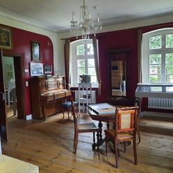 Im Pfarrhaus: roter Salon