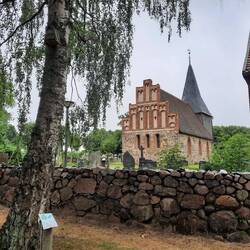 Kirche, Blick neben dem Pfarrhaus