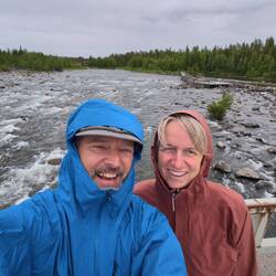 Der Slagnäsfossen empfängt uns bei Wind und Regen.