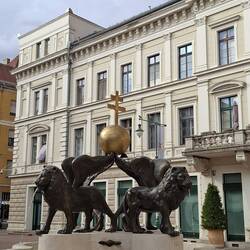 Jahrtausendbrunnen, vier geflügelte Löwen aus Bronze