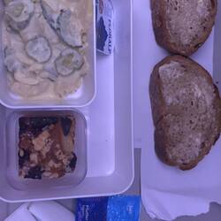 z'Nacht im Flüger. Härdöpfelsalat mit Gurke u Brot.