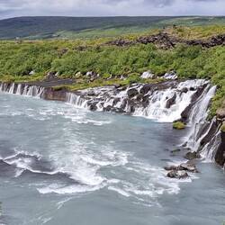 Hraunafoss, wo auf einer Länge von ca 1km Gletscherwasser durchs Vulkangestein fließt