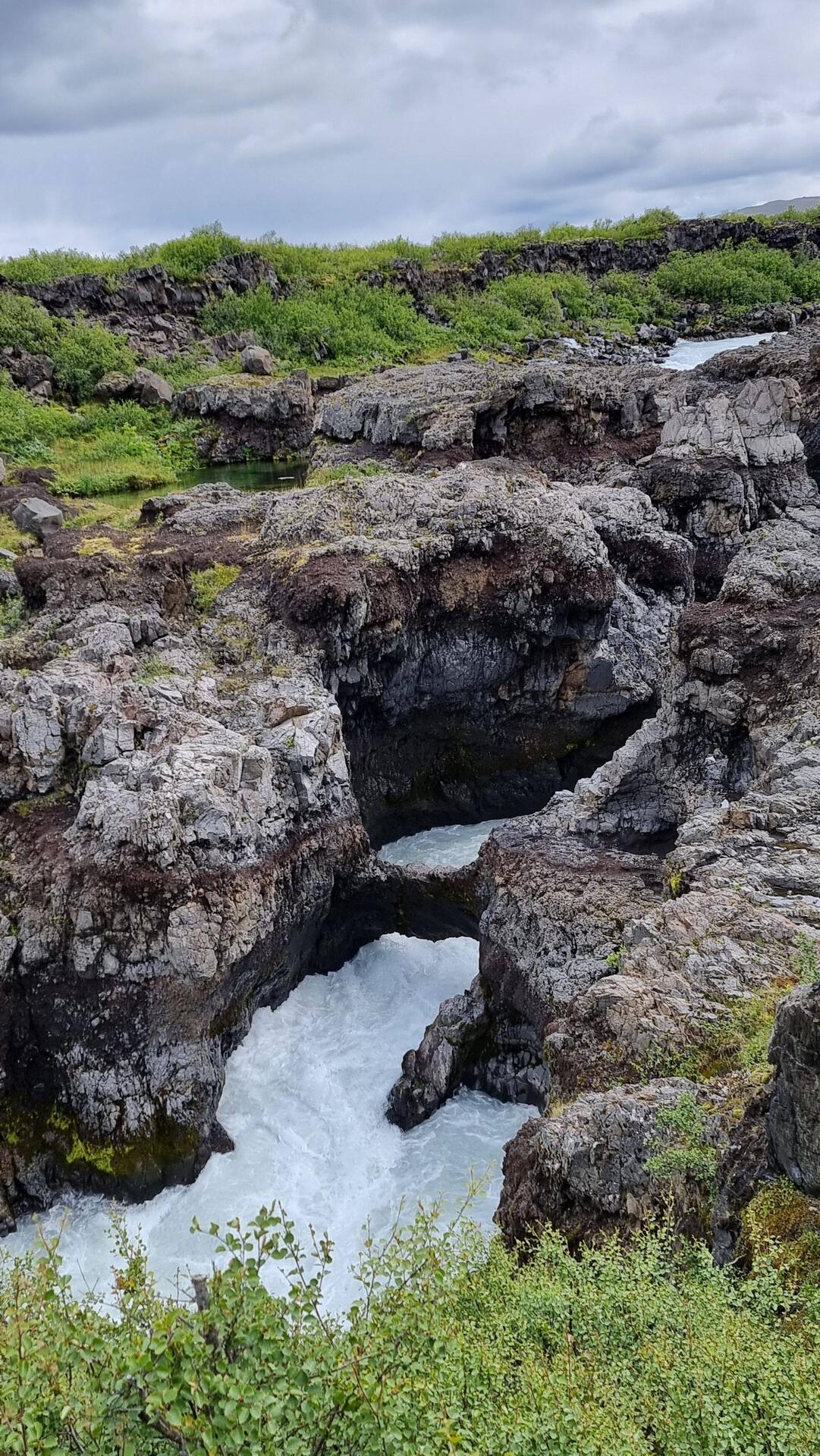 Barnafoss, der sagenumwobene "Wasserfall der toten Kinder" genannt
