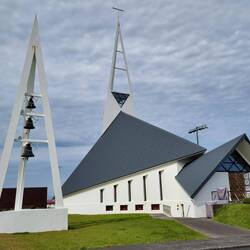 Mit einer sehr modernen und architektonisch sehr besonderen Kirche (besteht nur aus Dreiecken)