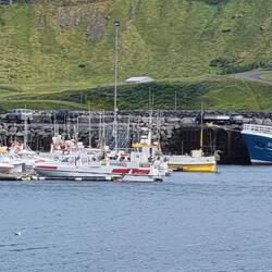 Mit einem kleinen Hafen, in dem noch Fischerei betrieben wird