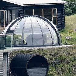 Dazwischen dann auch wieder super Fanny Häuser mit Glaspavilion und Fass-Saune und Blick aufs Meer