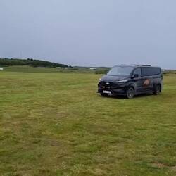 Nach längerem Kreisen auf der freien Campingwiese ist der richtige Platz auch schon gefunden...