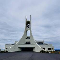 Eine weitere moderne, architektonisch sehr spezielle Kirche....
