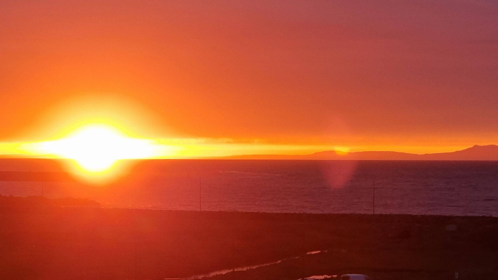 Um halb ein Uhr nachts geht die Sonne langsam... sehr langsam mal Richtung Horizont