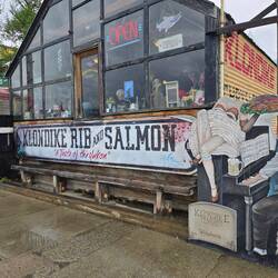 Im historischen Klondike Rib's und Salmon" wird typisches Essen serviert