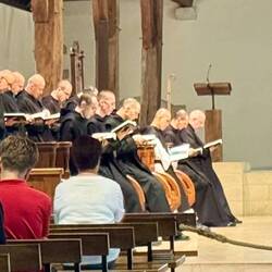 Die Mönche singen Bibeltexte.
