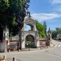 Das mächtige Eingangsportal lässt die Größe des Klosters erahnen