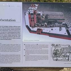 Es sind nur noch die roten Gebäudeteile vorhanden