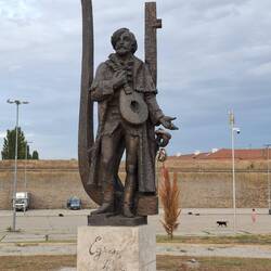 Denkmal für den ungarischen Komponisten Béni Egressy, im Hintergrund die Festung