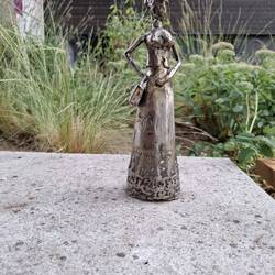 Diese Skulptur stellt eine der acht Miniaturfiguren dar, die eine thematische Reise durch die Stadt