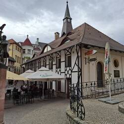 Dieser Bereich ist ein beliebtes Touristenziel und fungiert als Fußgängerzone mit zahlreichen Cafés