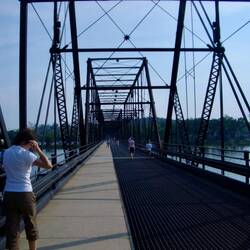Die Walnut Street Bridge führt direkt zum FMB Field.