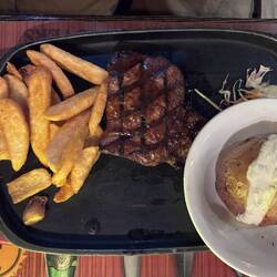 Rib Eye Steak mit Härdöpfel u Pommes