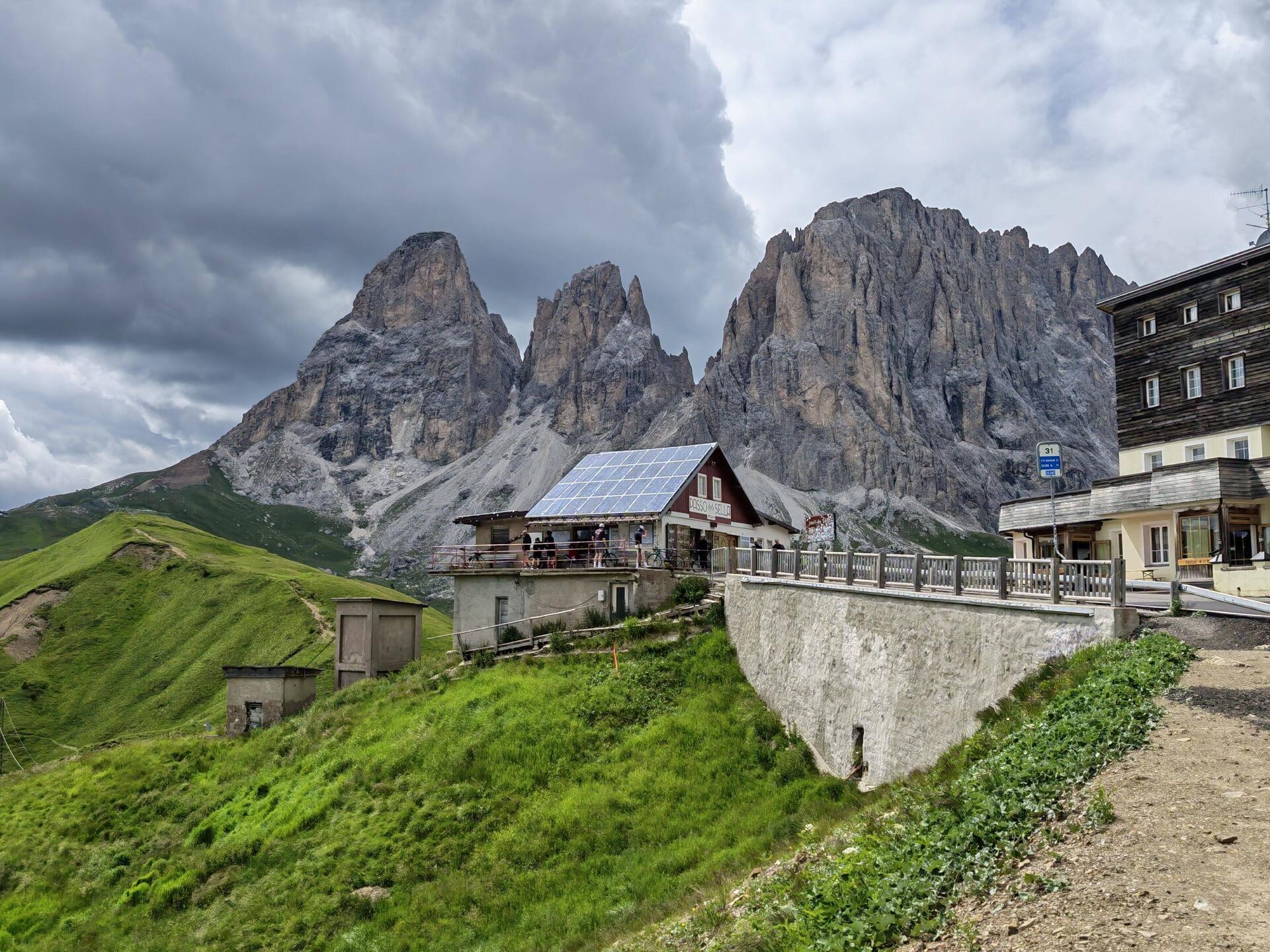 Sellajoch mit Blick auf die Langkofelgruppe