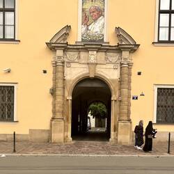 Erzbischöfliche Residenz mit “Audienz-Fenster” von Papst Johannes Paul II