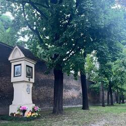 Christliche Totenlaterne an der Mikolaija Kopernika Straße in der Nähe eines Krankenhauses
