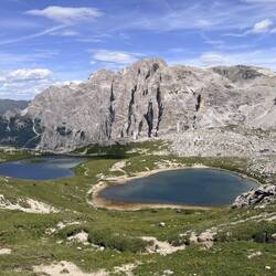 Blick von der drei Zinnen Hütte Richtung Aufstiegsweg - ganz hinten der KHW
