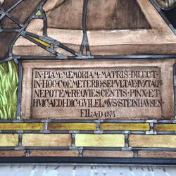 Gedenktext im Fenster - nachzulesen im Link zur Kirche Blüthen